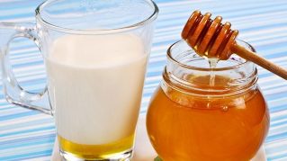 Kefir with honey for a rejuvenating skin treatment